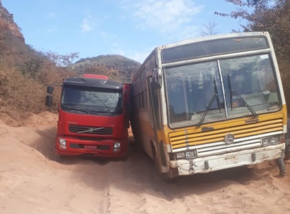 Caminhão e ônibus ficam atolados em estrada de terra, em Currais — Foto: Arquivo Pessoal Reginaldo Rosal