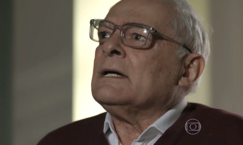 Silviano (Othon Bastos) fica aflito com sumiço do diamante rosa - 'Império' — Foto: Globo