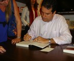 André Trigueiro autografa livro no Midrash Centro Cultural/ |  Foto: Júnia Azevedo