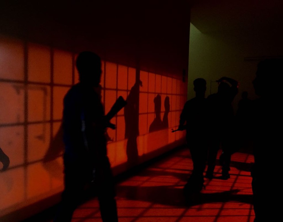 Bandidos invadem hospital no meio da noite para resgatar Rubinho (Foto: Naína Ramos/Globo)