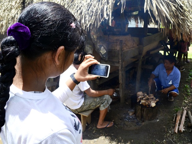 Índia grava com um celular o pai assando alimento para o almoço (Foto: Abinoan Santiago/G1)