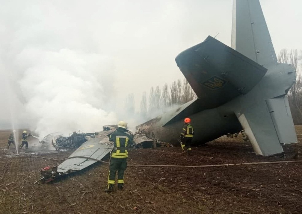 Equipes de resgate trabalham no local do acidente da aeronave Antonov das Forças Armadas da Ucrânia na região de Kiev — Foto: Press service of the Ukrainian State Emergency Service/Handout via Reuters