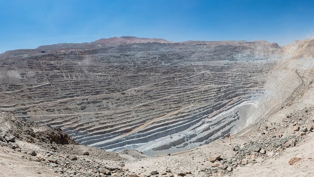 Exploração de lítio (Foto: Diego Delso, CC-BY-SA 4.0 via Interior do Avesso)
