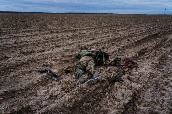 O corpo de um soldado russo que morreu em combate com o exército da Ucrânia em estrada nos arredores da cidade ucraniana de Sytnyaky (Foto: Getty Images)