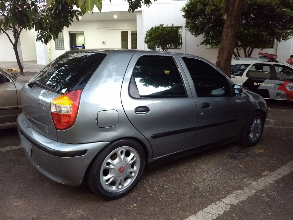 Veículo Fiat Palio foi apreendido (Foto: Stephanie Fonseca/G1)