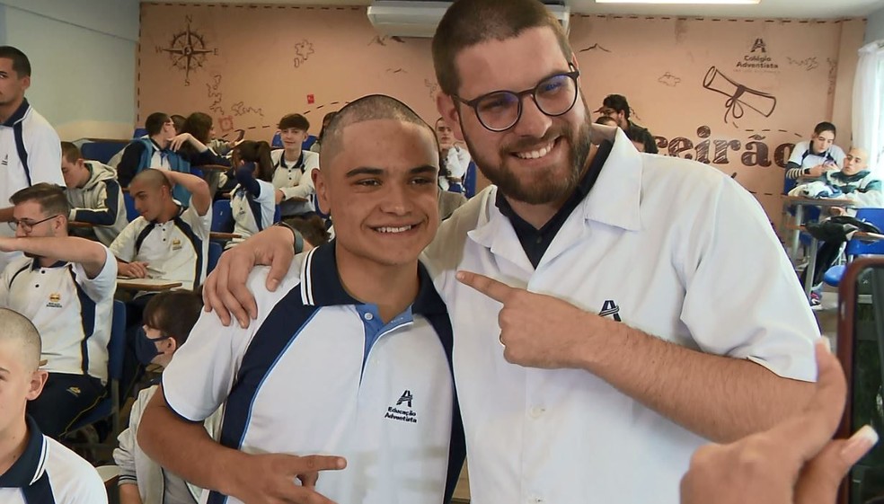 Nicolas e professor que também raspou o cabelo, Lucas Gabriel — Foto: RPC