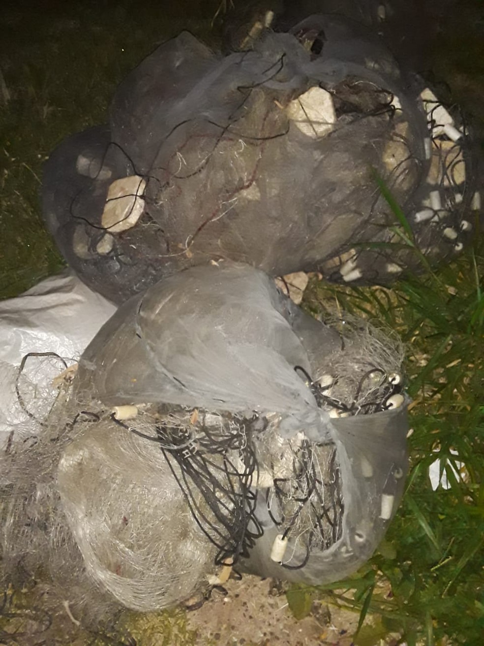 Policiais também apreenderam quase 1,5 mil metros de redes com malha de medida não permitida pela lei: infração ambiental — Foto: Polícia Ambiental/Divulgação