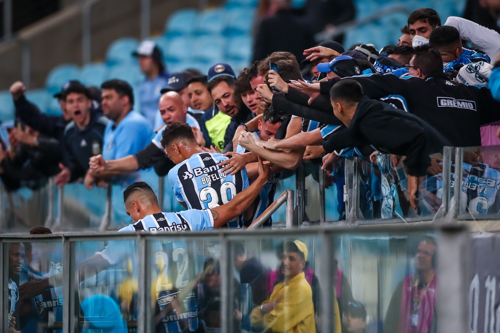 Gabriel Teixeira comemora gol do Grêmio com a torcida — Foto: Lucas Uebel/Grêmio