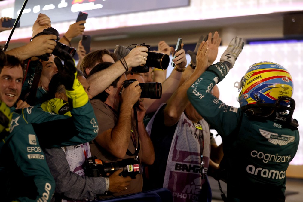 Fernando Alonso comemora o terceiro lugar no GP do Bahrein, abertura da temporada 2023 da F1 — Foto: Steven Tee/Aston Martin