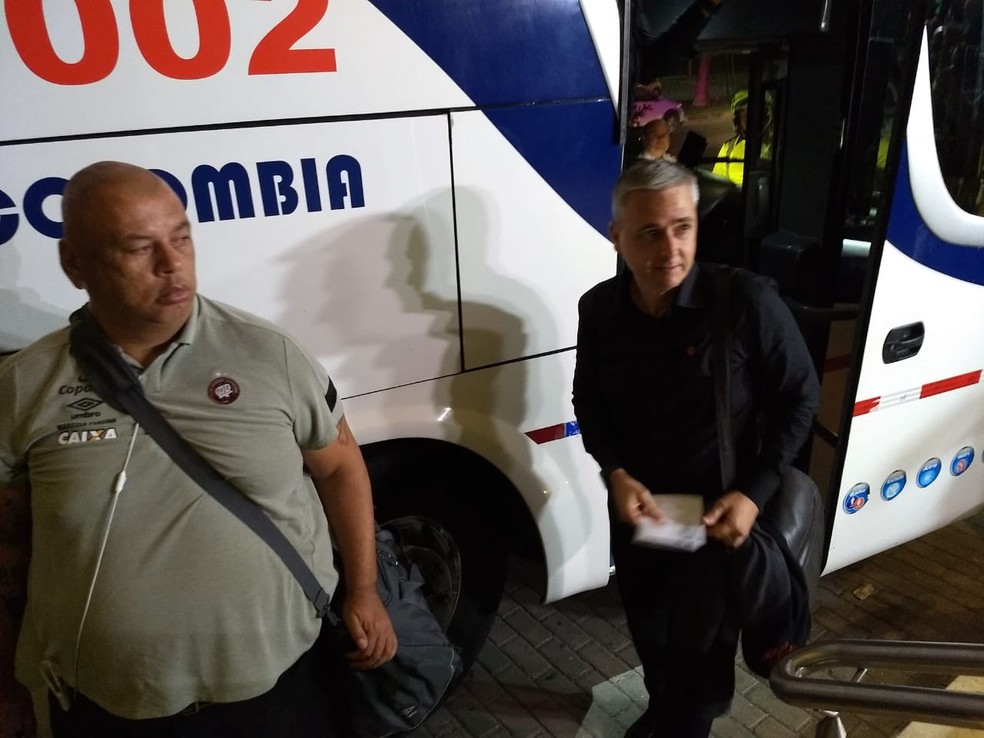 Técnico Tiago Nunes na chegada do Atlético-PR a Barranquilla — Foto: Fernando Freire
