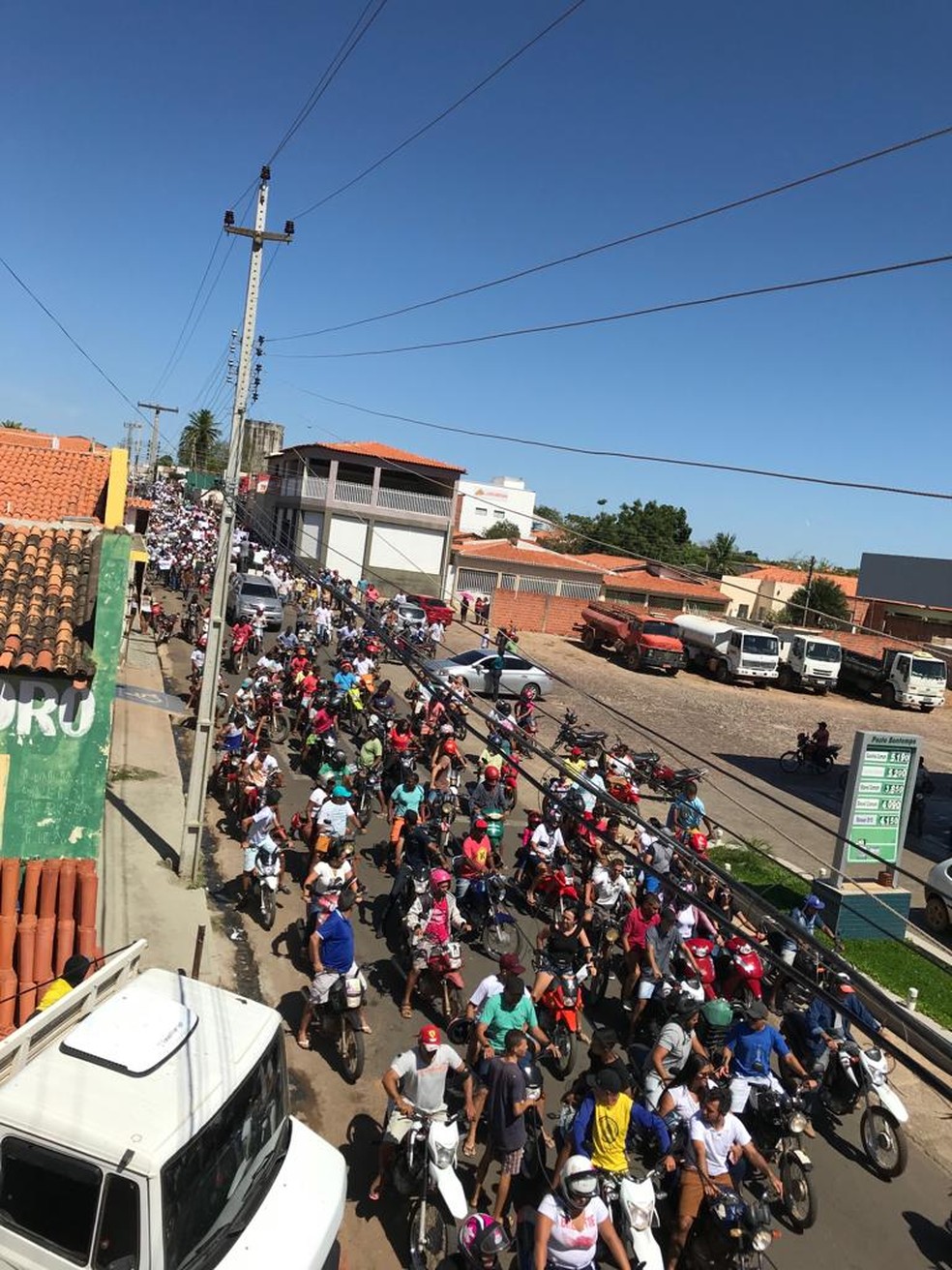 Centenas de pessoas participaram de homenagem a vaqueiro morto em Canto do Buriti — Foto: Arquivo pessoal