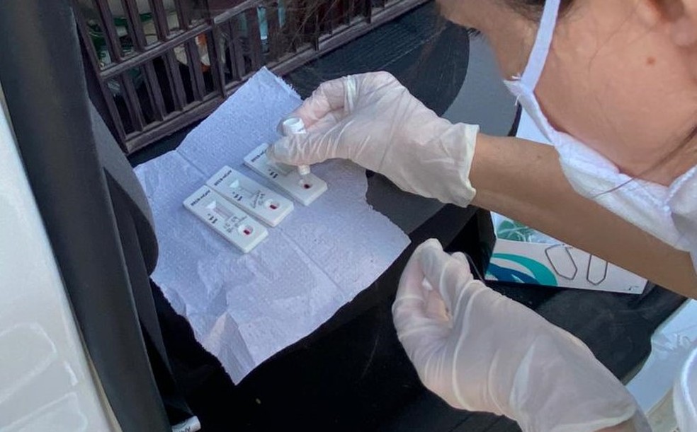 Farmacêutico manipula teste rápidos de Covid-19, em imagem de arquivo — Foto: João Umezaki/PMMC