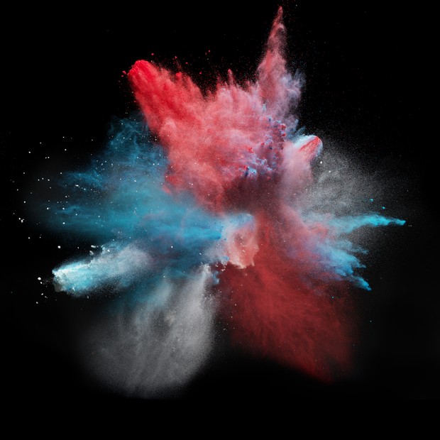 Powder explosion, high speed Photography, photographed on black backdrop, red, blue, white (Foto: Getty Images)