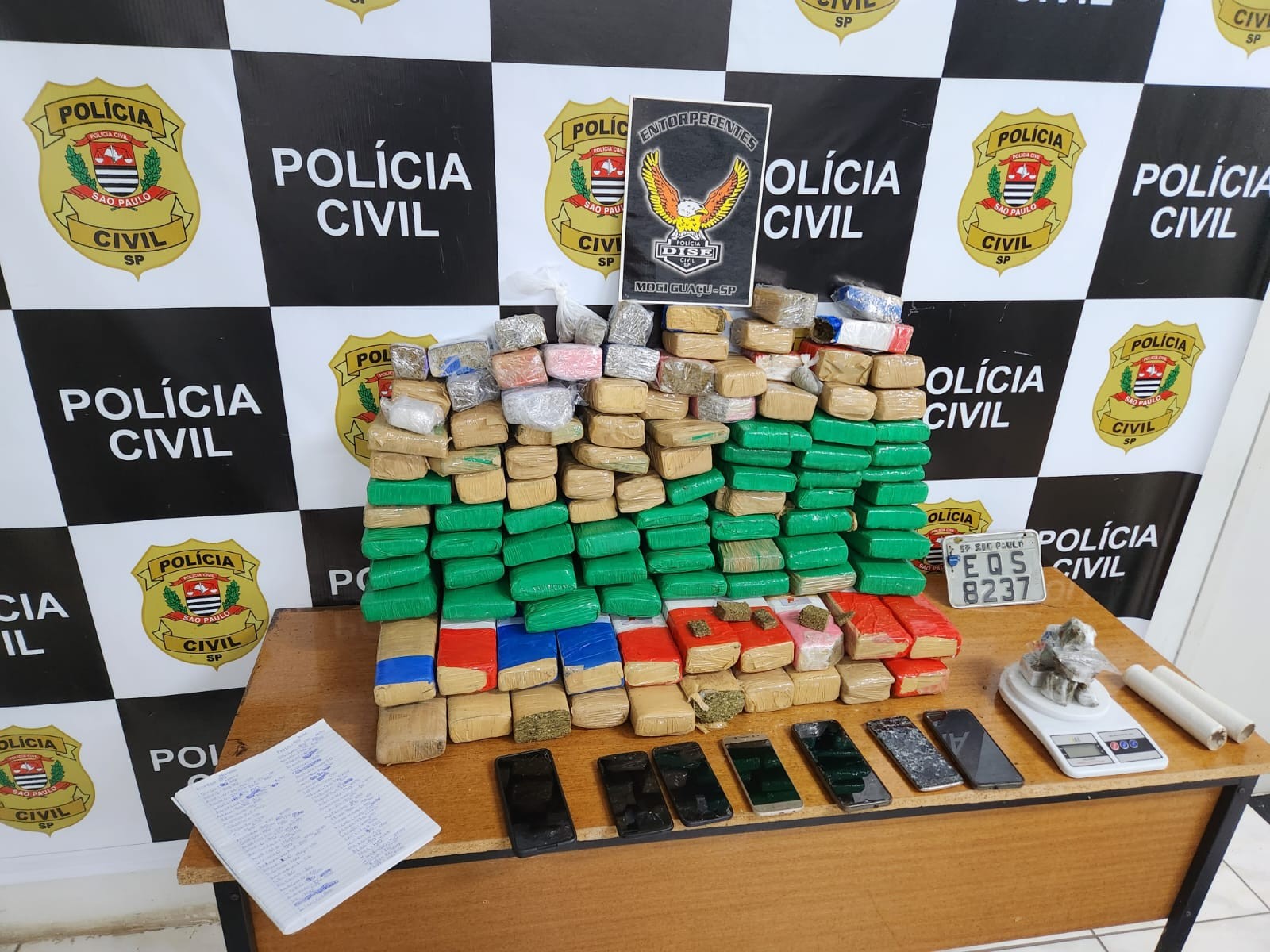 Polícia Civil prende quatro pessoas por tráfico de drogas e apreende 107 tijolos de maconha em Itapira