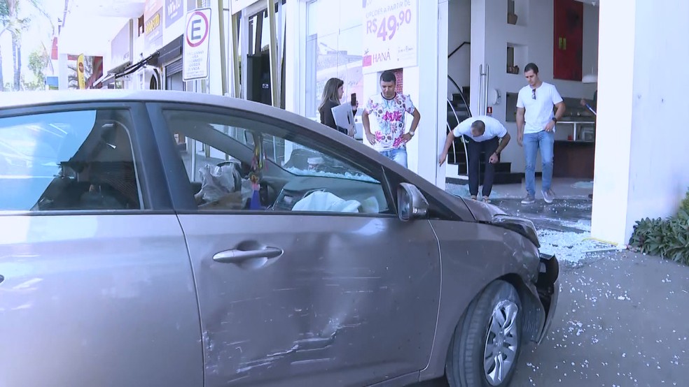 Carro invade restaurante japonÃªs na Asa Sul, em BrasÃ­lia â Foto: ReproduÃ§Ã£o