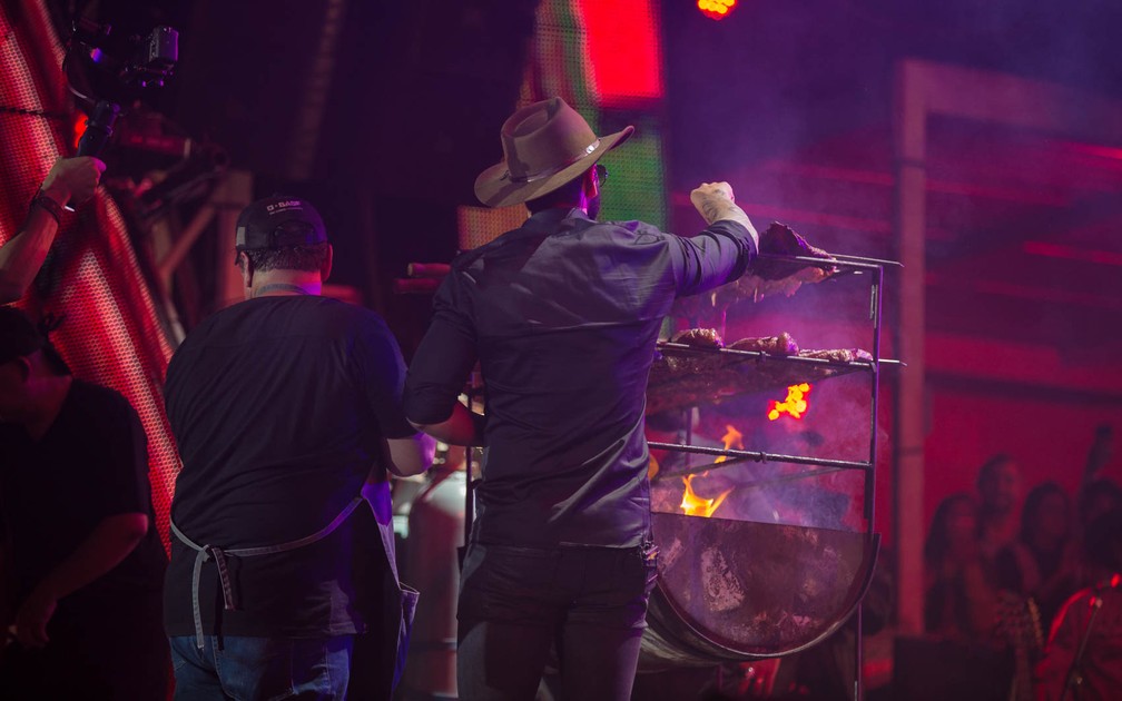 Gusttavo Lima faz churrasco nno palco de Barretos 2017 (Foto: Mateus Rigola/G1)
