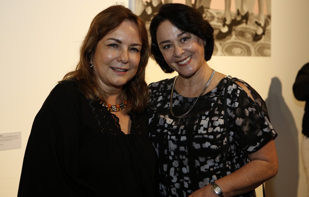 Bia Corrêa do Lago posa ao lado da atriz Nívea Maria no ArtRio (Foto: Fábio Rocha/Gshow)