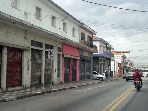 Lojas fechadas na região do Parque Edu Chaves (Foto: Tatiana Santiago/G1)