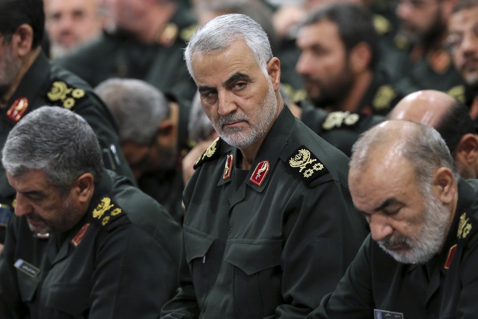Em foto de 2016, Qassem Soleimani, chefe da Guarda Revolucionária Iraniana, participa de um reunião em Terrã, no Irã — Foto: Office of the Iranian Supreme Leader/via AP/Arquivo