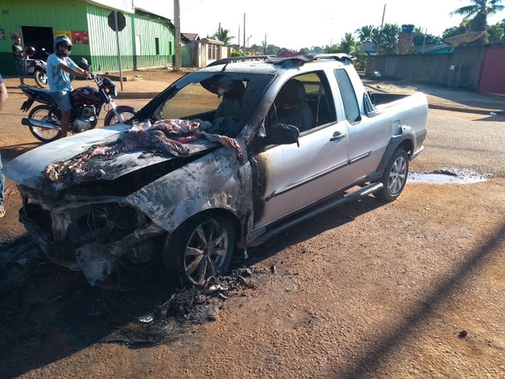 Carro pegou fogo e foi parcialmente destruído  (Foto: WhatsApp / reprodução )