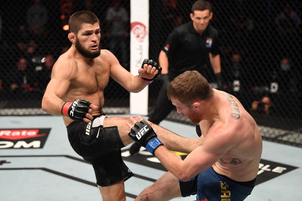 Khabib Nurmagomedov desfere um chute em Justin Gaethje no UFC 254 — Foto: Getty Images