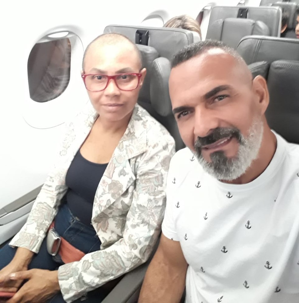 Lucilene precisou viajar para o interior de São Paulo durante o tratamento. Ela foi presenteada pela companhia aérea e ganhou a passagem para ela e o namorado que a acompanhou — Foto: Arquivo pessoal