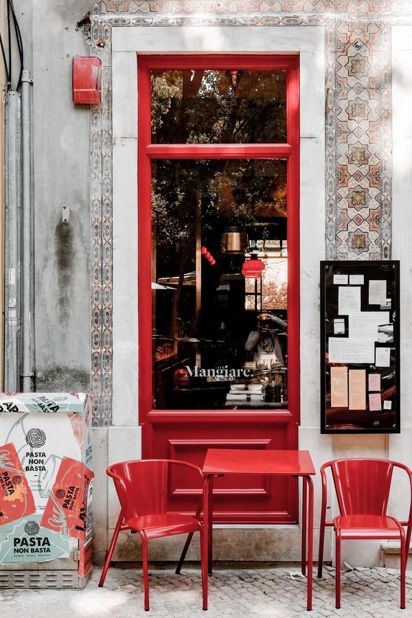 Restaurante em Lisboa tem décor monocromático e muito mármore  (Foto: Divulgação)