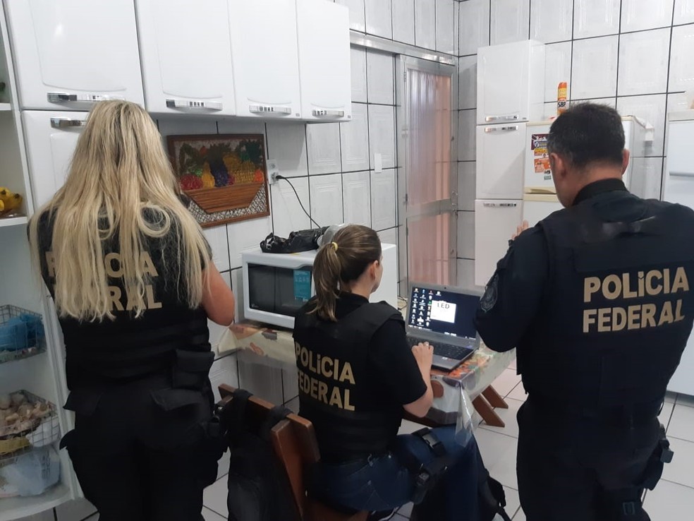 Policiais federais no Rio de Janeiro durante opero contra pedofilia  Foto: Divulgao