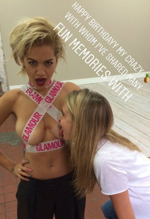 A foto inusitada compartilhada por Rita Ora para celebrar o aniversário de 26 anos de sua amiga, atriz e modelo Cara Delevingne (Foto: Instagram)