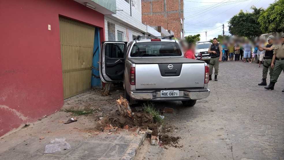 Trio foi detido ap&oacute;s um dos suspeitos colidir o carro contra o muro de uma casa (Foto: Divulga&ccedil;&atilde;o/Pol&iacute;cia Militar)