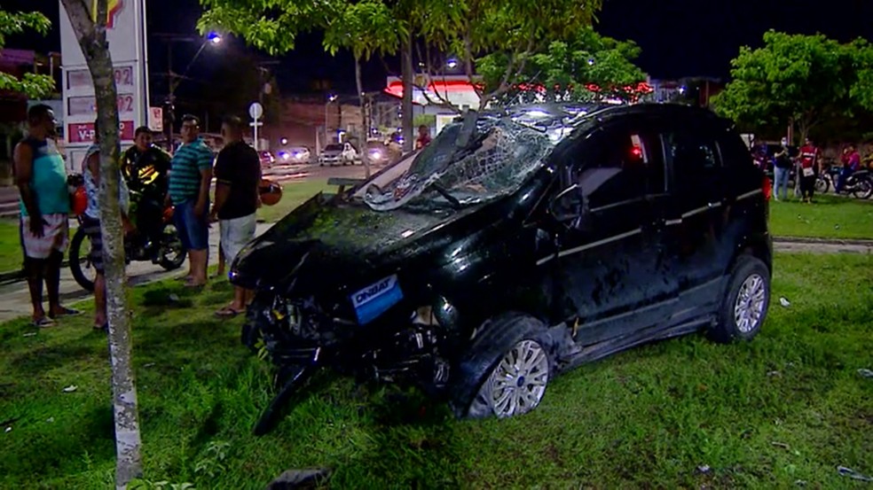 Carro destruído parou no canteiro central — Foto: Reprodução