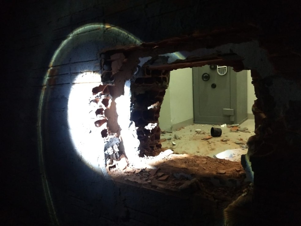 LadrÃµes fizeram um buraco enorme da parede de agÃªncia â Foto: PM-MT/ DivulgaÃ§Ã£o