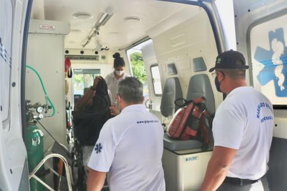 Tripulante foi encaminhado de ambulância para para ser atendido em um hospital de Fortaleza — Foto: Divulgação