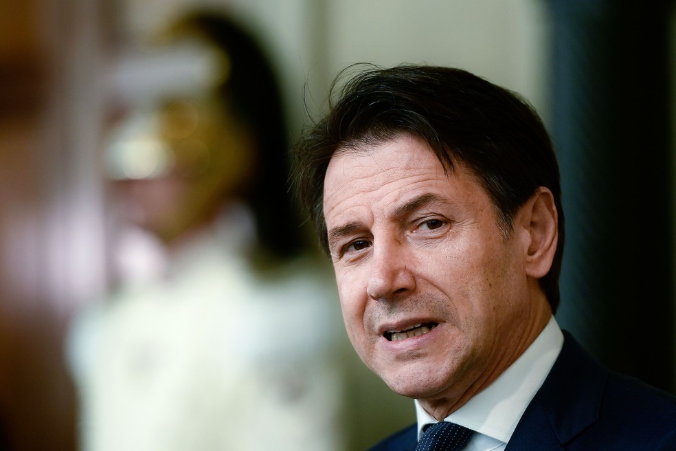 Primeiro-ministro da ItÃ¡lia, Giuseppe Conte, fala com a imprensa nesta quinta-feira (29) apÃ³s uma reuniÃ£o com o presidente italiano. Ele foi reconduzido ao cargo para formar um novo governo   â Foto: Filippo Monteforte / AFP