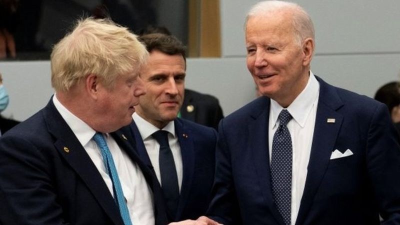 Os líderes do Reino Unido, França e EUA formaram uma frente unida na reunião do G7 em março (Foto: Reuters via BBC News)