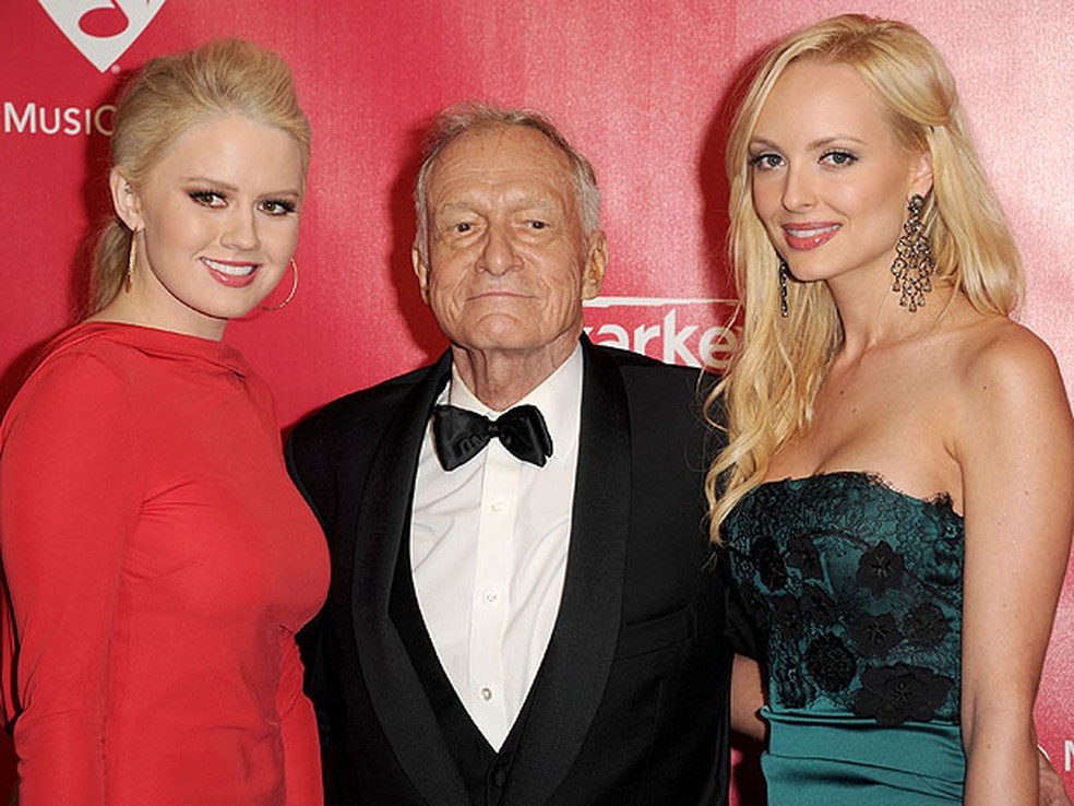 Hugh Hefner, fundador da 'Playboy', acompanhado de Kristina e Karissa Shannon, em imagem de 2016  (Foto: Jason Merritt/Getty Images/AFP)