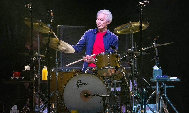 Charlie Watts: Como um baterista de jazz entrou para os Rolling Stones e se tornou fundamental Charlie Watts tocando num show dos Rolling Stones no Texas, em 2019
