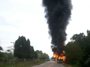 Ônibus é incendiado na Tapera, em Florianópolis, na manhã de terça (Foto: Polícia Militar/Divulgação)