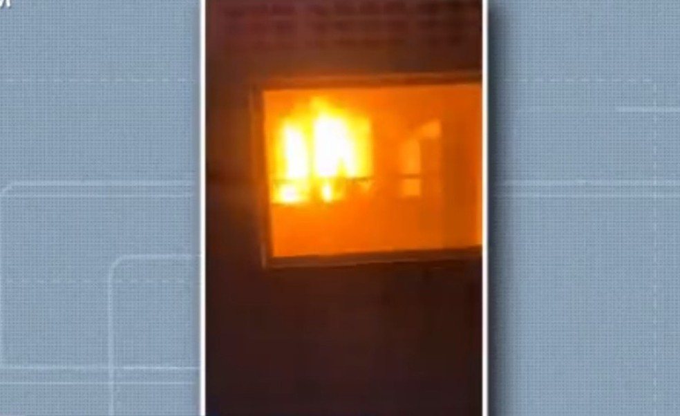 Incêndio atinge colégio público em Periperi, Salvador — Foto: Reprodução/TV Bahia