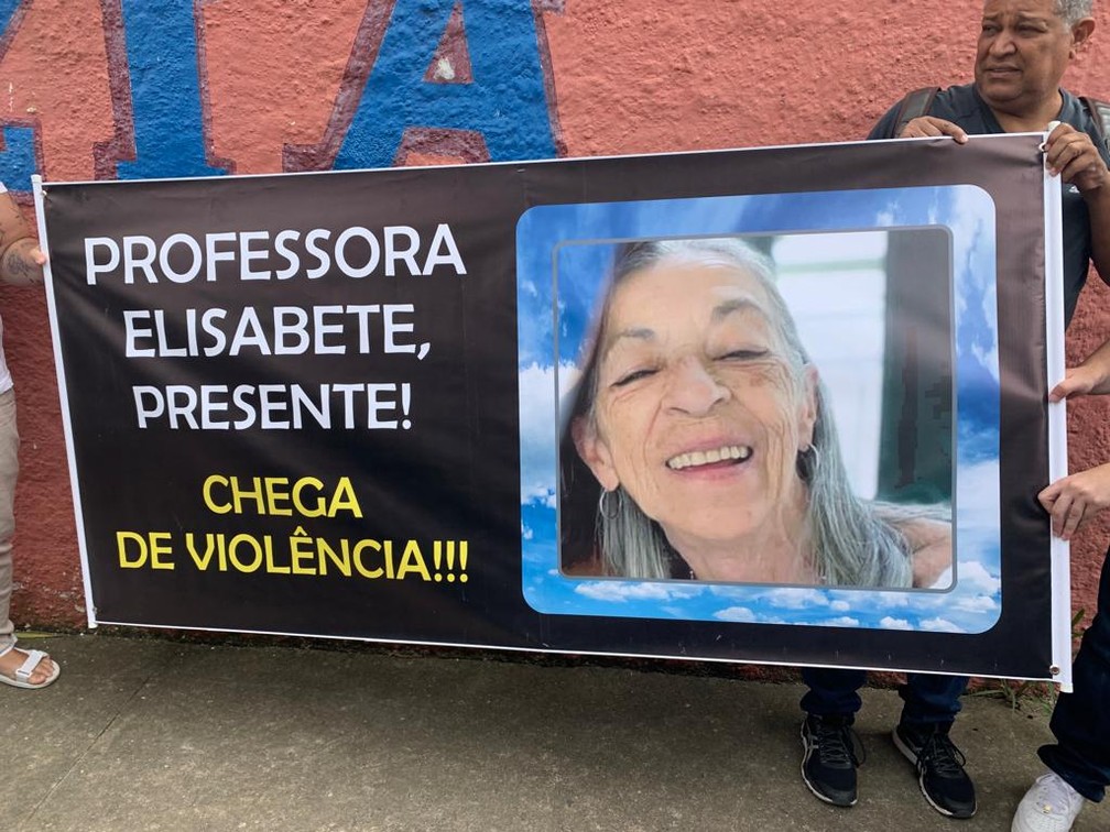 Cartaz em homenagem à professora Elizabeth Tenreiro, de 71 anos que morreu em ataque na escola estadual nesta segunda (27) — Foto: Arquivo pessoal 