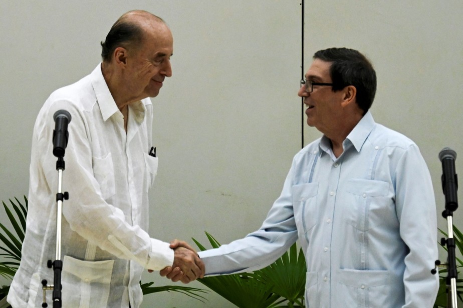 Chanceler colombiano, Alvaro Leyva (E), aperta a mão do homólogo cubano, Bruno Rodríguez, em visita a Havana