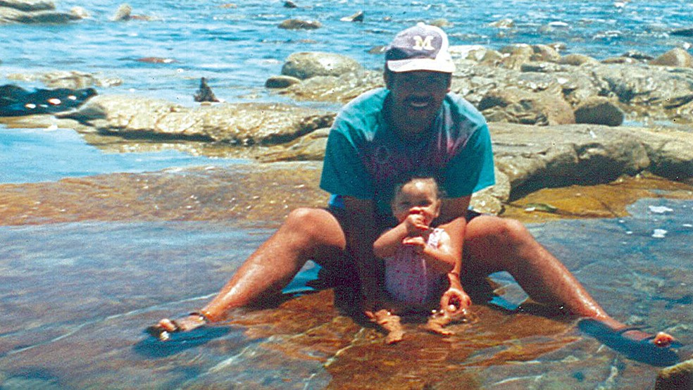 Miché, então com oito meses, com Michael, que acreditava ser seu pai biológico — Foto: BBC
