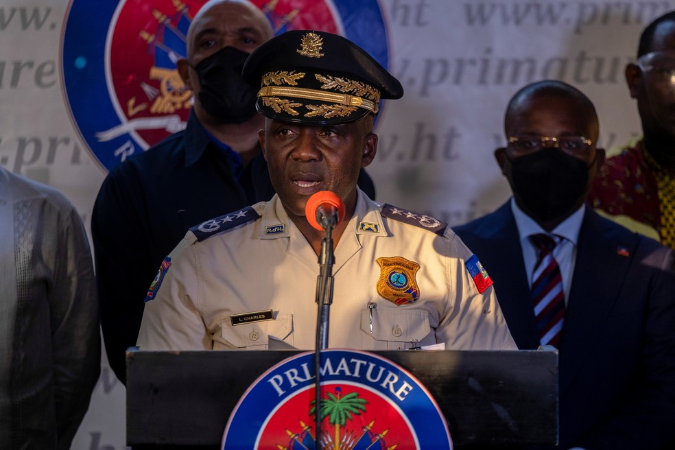 O chefe da Polícia Nacional do Haiti, Leon Charles, fala durante uma entrevista coletiva sobre o assassinato do presidente do país, Jovenel Moise, em em 11 de julho de 2021 — Foto: Ricardo Arduengo/Reuters