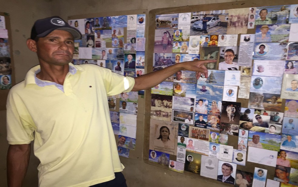 Beto mostra a fotografia do governador Marcelo Déda — Foto: Anderson Barbosa/G1 SE