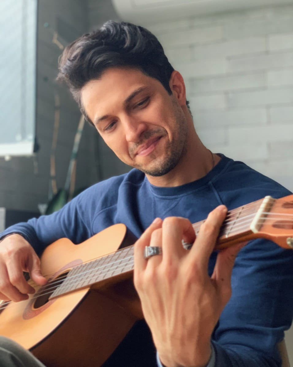 Romulo Estrela aprende a tocar violão com aulas online durante quarentena (Foto: Reprodução/ Instagram)