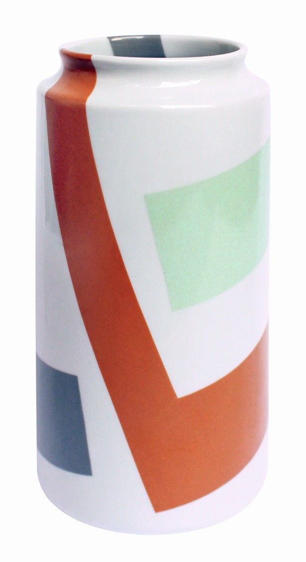Vaso. Recorte Cinza, Verde Celadon e Ocre Alaranjado, de porcelana e esmalte, 12 x 25 cm. No site do artista, R$ 130 (Foto: Divulgação)