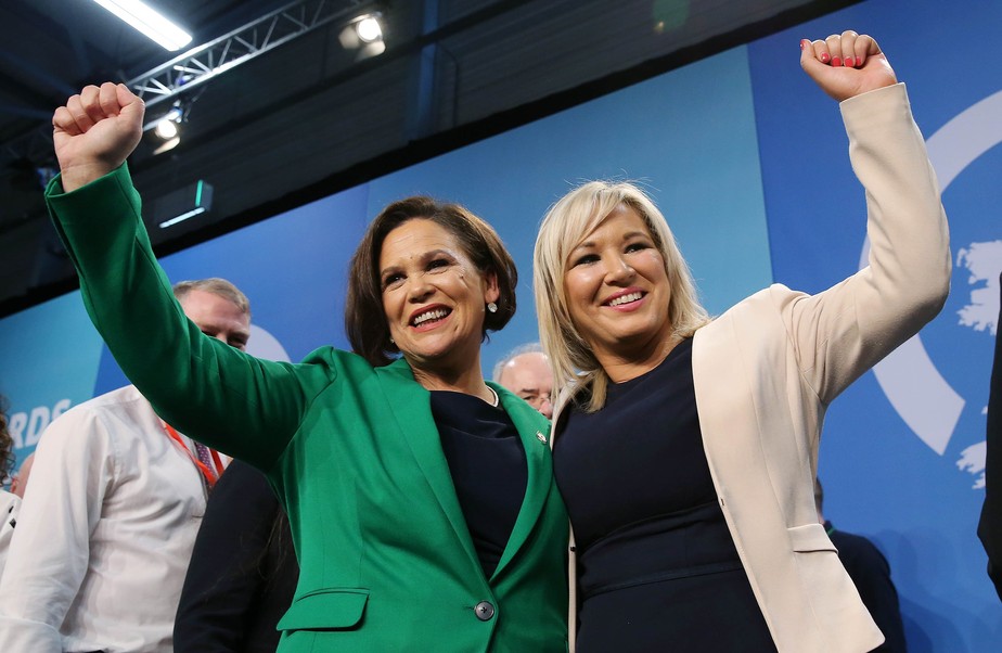 Mary Lou McDonald (esquerda) ao lado de Michelle O'Neill, a outra liderança do Sinn Féin