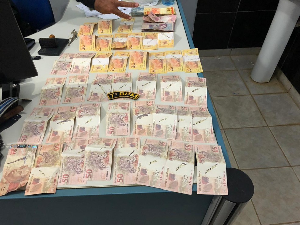 Jovem é preso com mais de R$ 1,5 mil em notas falsas e diz que as comprou na internet, em RO (Foto: Edson Nascimento/TBN notícias)