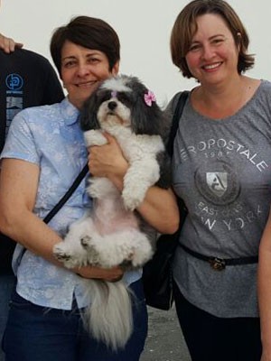 Cadelinha Mel e as duas mães de seus donos, na delegacia (Foto: Acervo pessoal/Agamenon Gonçalves)
