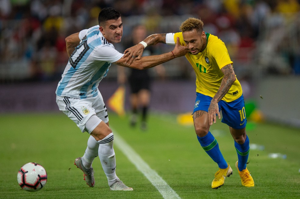 Neymar em ação contra a Argentina: mais uma assistência na conta do craque — Foto: Pedro Martins / MoWA Press